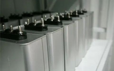 哪些因素影響電力電容器的容量？