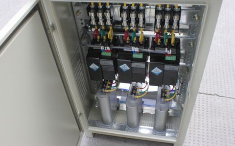 如何快速識別電容器組中有故障的低壓電容器？